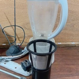 Lote de Accesorios Varios: Parlantes, Rueditas de Bicicleta Infantil y Licuadora - imagen 4