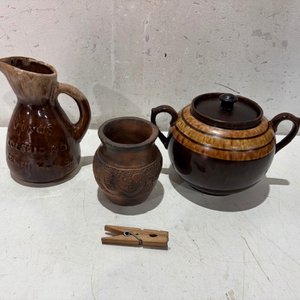 Lote siguiente: Azucarero de barro con tapa y asa reparada