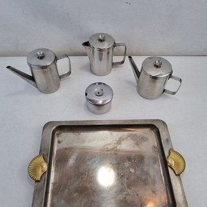 Lote anterior: L 288 - Set De 5 Piezas - Practico set de servicio de mesa con bandeja rectangular y mangos dorados estilo concha, junto a tres jarras y un azucarero