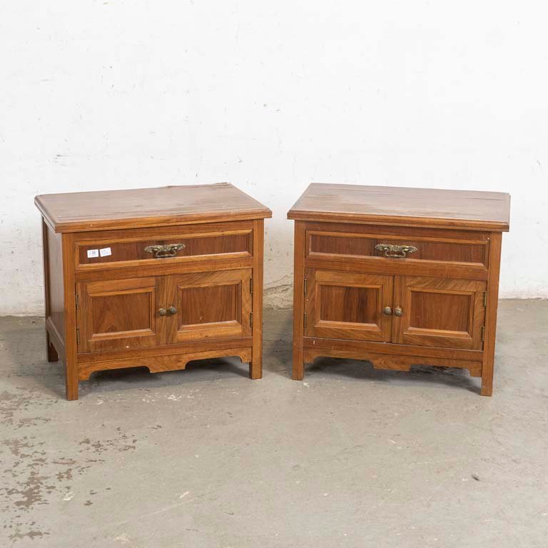 Par de Mesas de Luz Bajas de Madera con Puertas y Cajón