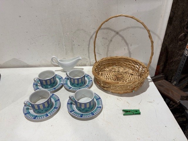 Juego de Tazas de Té con Canasta y Lechera