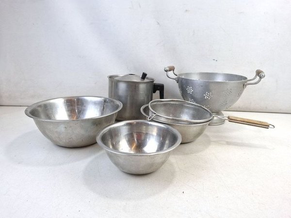 Lote de 6 Utensilios de Cocina Plateados: Bols, Olla con Tapa, Colador y Cernidor - imagen 1