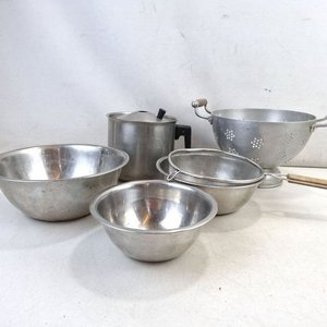 Lote de 6 Utensilios de Cocina Plateados: Bols, Olla con Tapa, Colador y Cernidor - imagen 1