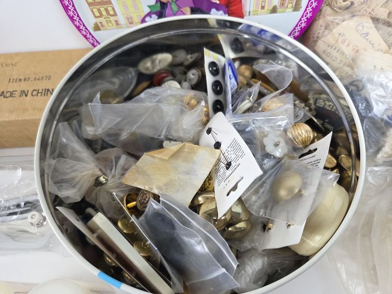 Gran lote de accesorios para costura y maquinaria - imagen 6