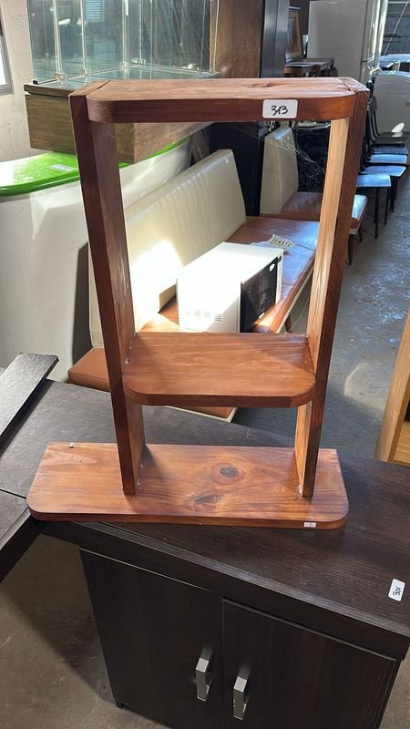 Lote siguiente: Estantería de madera con tres estantes y cajón
