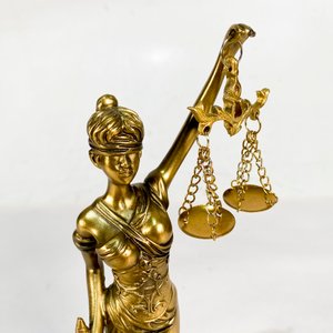Figura "Diosa de la Justicia" Dorada - 22 cm - imagen 4