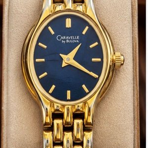 Reloj Bulova Caravelle Femenino Elegante Caja Ovalada Esfera Azul Dorado - imagen 4