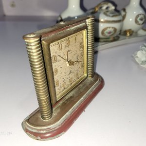 Lote de Adornos Decorativos Variados: Candelabros, Figuras, Reloj y Más - imagen 7