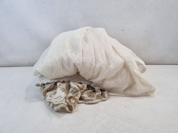 L 049 - 3 Piezas - Lote de tres cortinas en variados estilos y diseños, ideales para redecorar o reciclar - Varias texturas y medidas - imagen 1