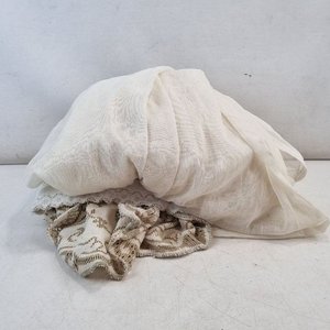 Lote siguiente: L 049 - 3 Piezas - Lote de tres cortinas en variados estilos y diseños, ideales para redecorar o reciclar - Varias texturas y medidas