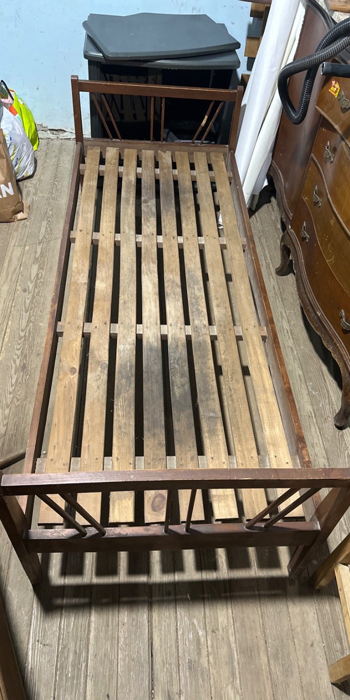 Lote anterior: Cama de madera con diseño enrejado