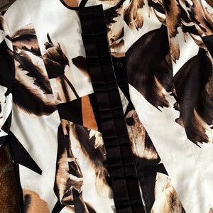 Torera Blanca con Estampado Floral en Negro y Marrón - Talle S - imagen 4
