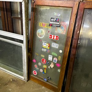 Dos Hojas de Ventana de Cedro con Vidrio y Stickers - imagen 1