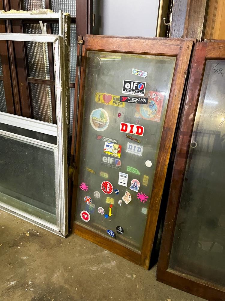 Dos Hojas de Ventana de Cedro con Vidrio y Stickers