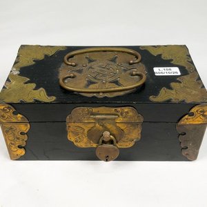 Lote anterior: Caja Alhajera Antigua de Madera y Bronce con Cerradura