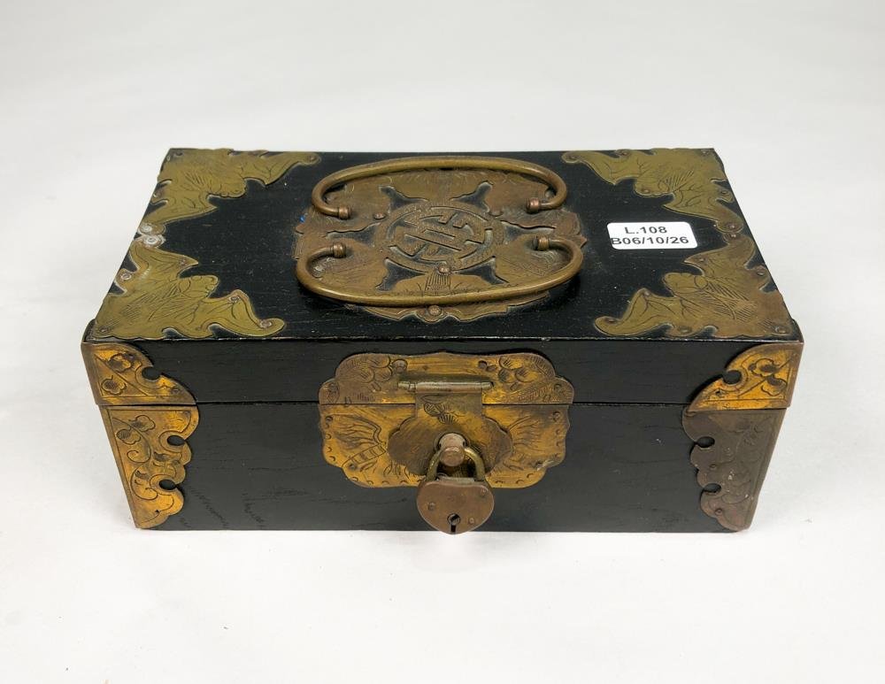 Caja Alhajera Antigua de Madera y Bronce con Cerradura