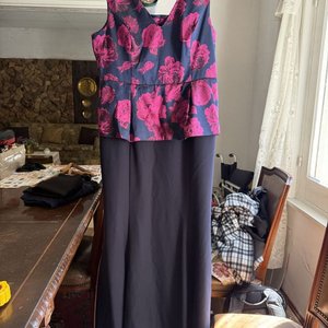 Lote anterior: Vestido Largo Aidan Mattox Talla 48 Estampado Flores Fucsia y Azul Marino