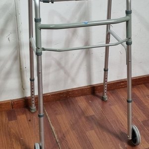 Lote siguiente: Andador Ortopédico Plegable de Aluminio con Ruedas
