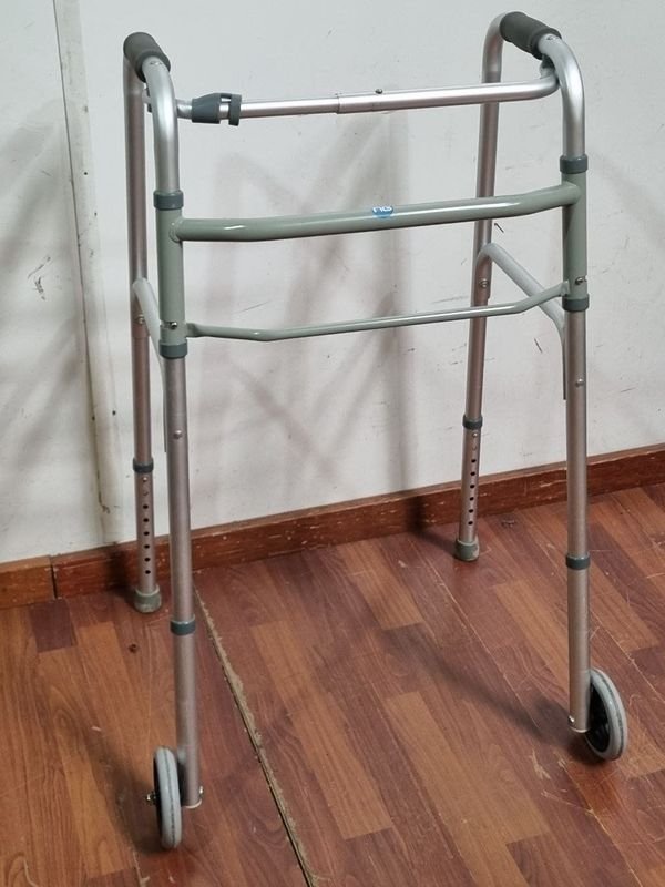 Andador Ortopédico Plegable de Aluminio con Ruedas