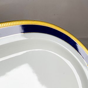 Dos Fuentes de Cerámica Blanca: Una Decorada con Flores y Otra con Borde Azul y Dorado - imagen 2