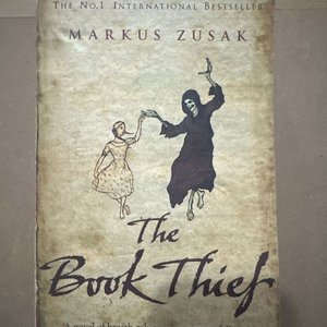 Lote siguiente: Libro "The Book Thief" de Markus Zusak