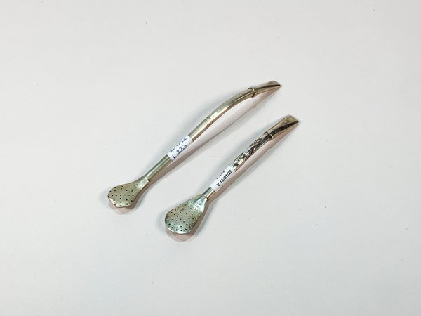 Lote siguiente: Dos bombillas de plata en estilo criollo