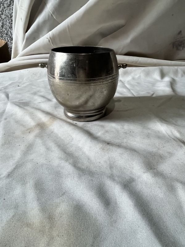 Lote siguiente: Hielera de platina con detalles