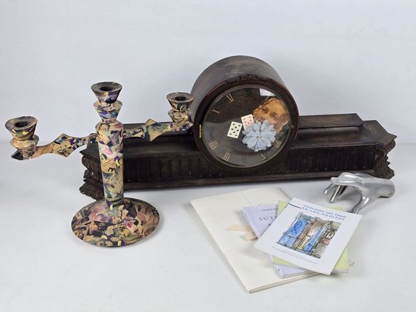 Par de Objetos Intervenidos por Doris Ryffel-Rawak: Candelabro y Reloj de Mesa con Folletos - imagen 1