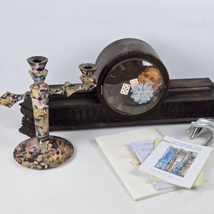 Par de Objetos Intervenidos por Doris Ryffel-Rawak: Candelabro y Reloj de Mesa con Folletos - imagen 1