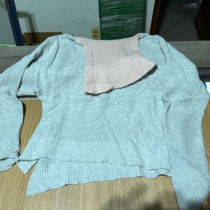 Lote siguiente: Polera Gris de Lana con Cuello Rosa