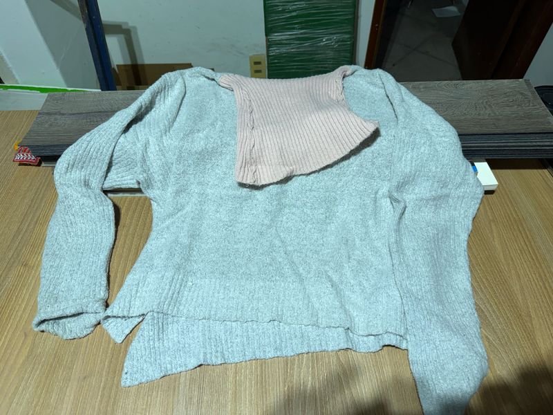 Polera Gris de Lana con Cuello Rosa