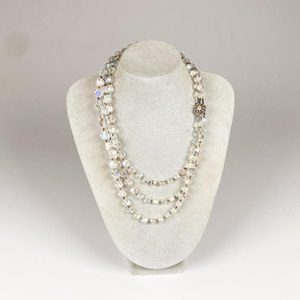 Lote siguiente: Collar de Cristal Transparente con Tres Vueltas y Cierre Metálico