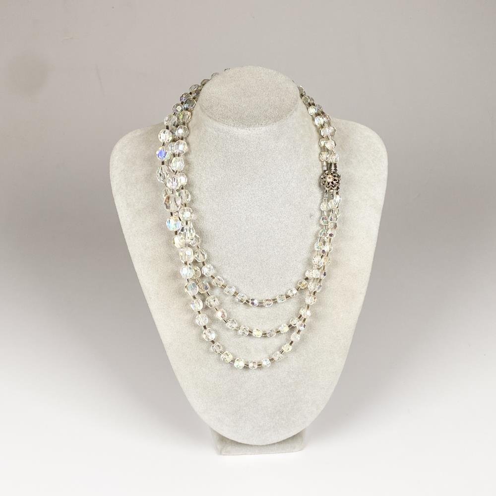 Collar de Cristal Transparente con Tres Vueltas y Cierre Metálico
