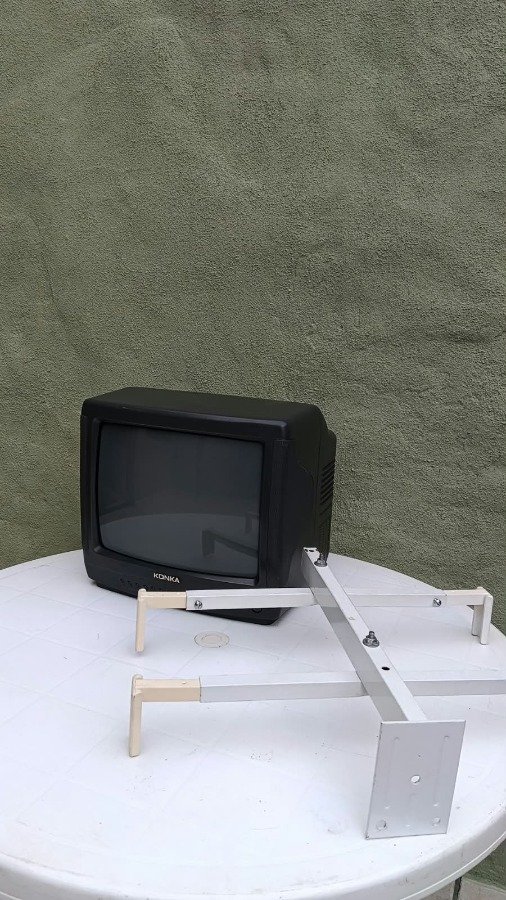 Televisor Konka con Soporte Metálico