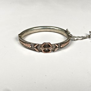 Pulsera Infantil de Plata y Oro con Diseño Grabado - imagen 2