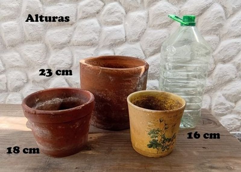 Lote de 3 Macetas: 2 de Barro y 1 de Cerámica Decorada