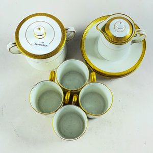 Conjunto de Porcelana Francesa Blanca con Guarda Dorada: Pocillos, Platillos, Azucarero y Lechera - imagen 2