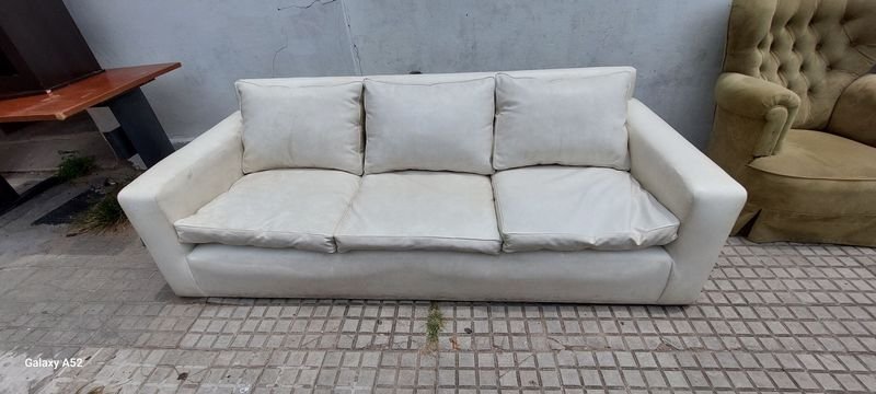 Lote siguiente: Sofá de tres cuerpos blanco
