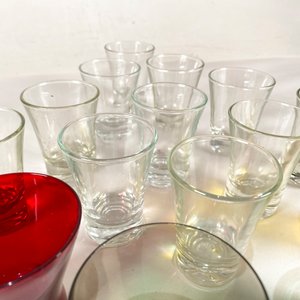 Lote de 16 Vasos para Shots de Vidrio Hialino de Colores Variados - imagen 3