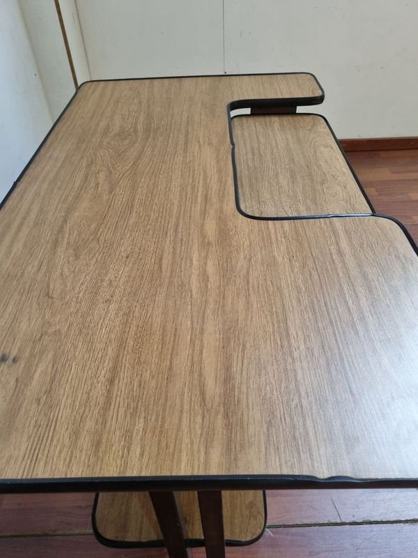 Escritorio Con Bandeja y Silla de Oficina - imagen 10