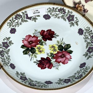 Par de Platos de Porcelana con Decoración Floral y Guarda Griega - imagen 3