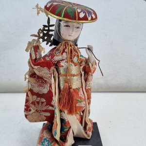 Conjunto Decorativo Muñeca Geisha Japonesa con Kimono Bordado y Cuencos Orientales - imagen 4
