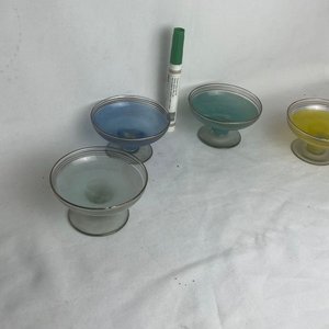 Lote siguiente: Set de 4 Copas de Vidrio Esmerilado con Detalles Dorados