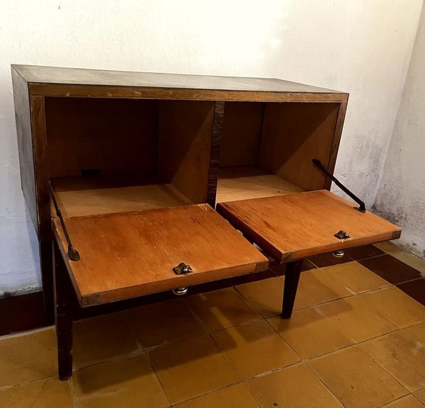 Mueble Aparador de Estilo Escandinavo con dos Puertas Volcables y Estante Inferior de Varilla - imagen 6
