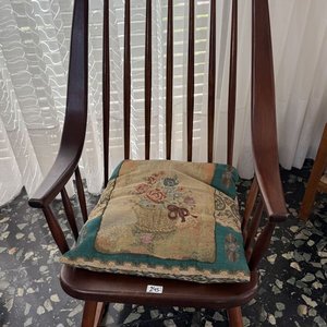 Silla Mecedora de Madera Estilo Clásico con Cojín Decorativo - imagen 2
