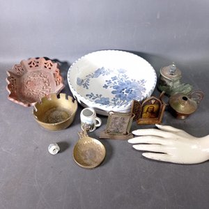 Lote de 9 piezas: Bowl de cerámica, centro de madera, encendedor y objetos de bronce - imagen 7