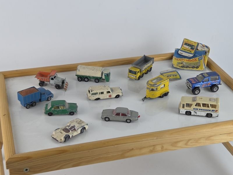 Colección de coches Matchbox en diferentes colores