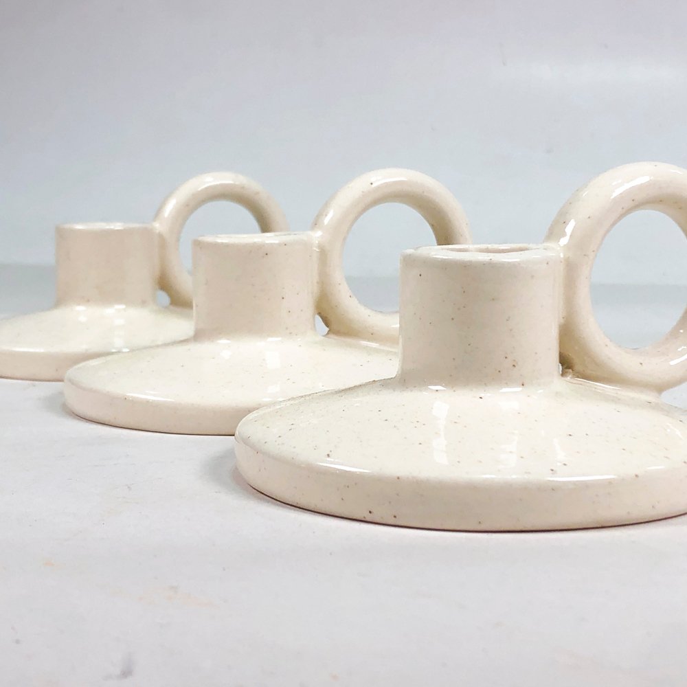 Tres candeleros en cerámica blanca de 10 x 5 cm - imagen 2
