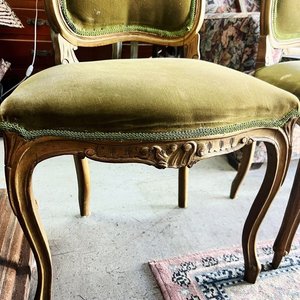 Par de Sillas Antiguas Estilo Luis XV Madera Tallada y Dorada Terciopelo Verde - imagen 5