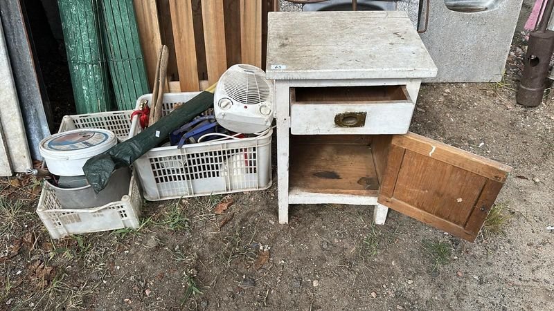 Lote anterior: Mesa de luz y cajones de madera en mal estado